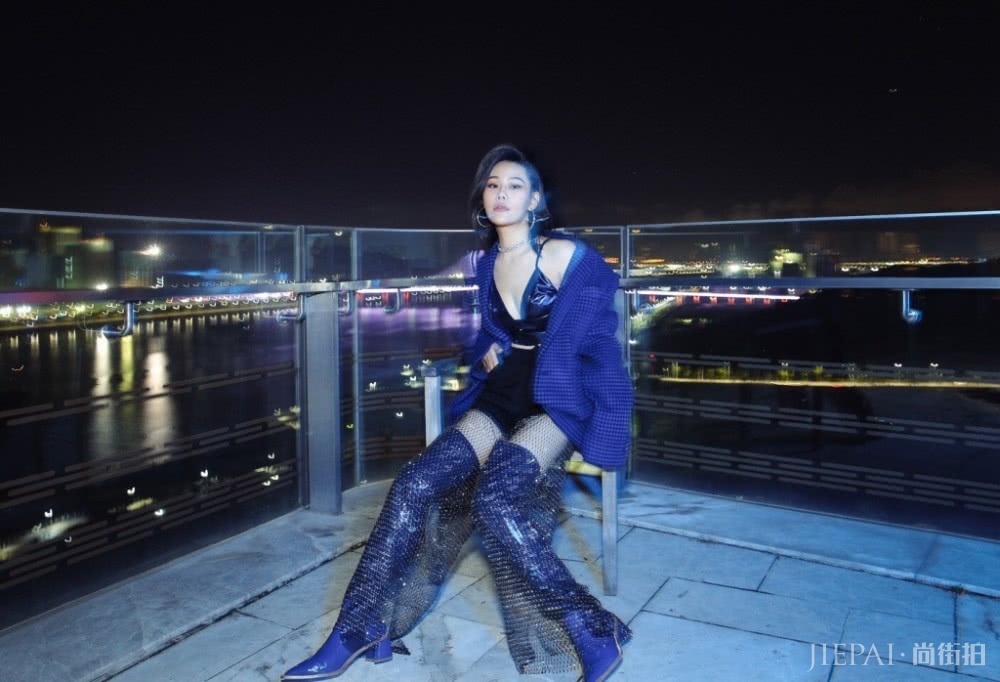 Ԭ�ά��ɫ����ȹ���͸�����£��⳱��һ���˲�����